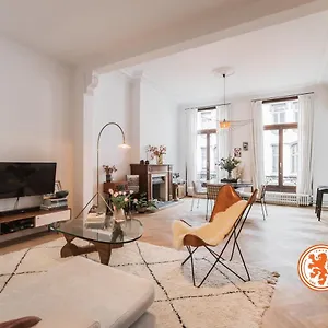 Traditional Chic, High Ceilings' Aircos And Garage Apartment